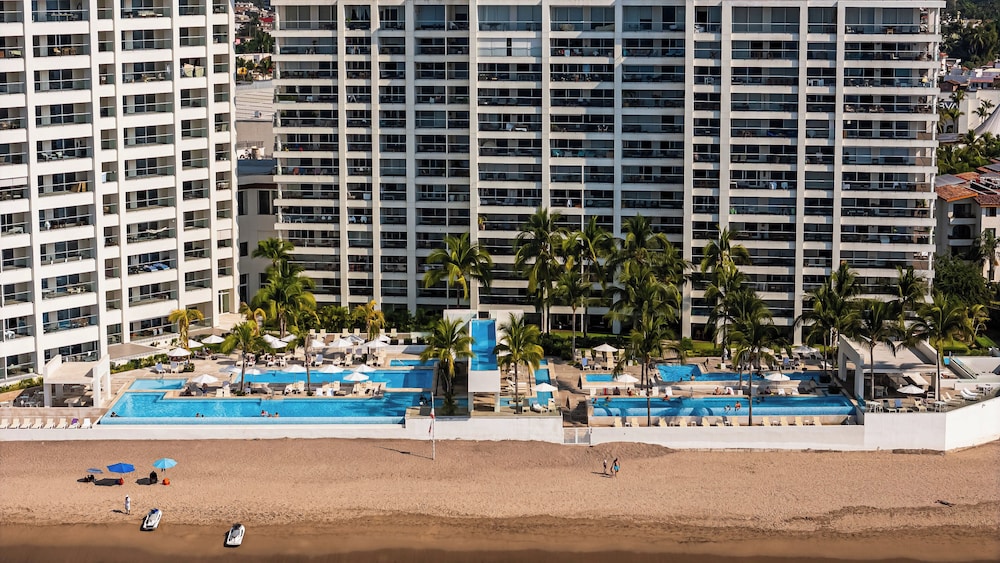 Stunning Beachfront Condo - Sea Views