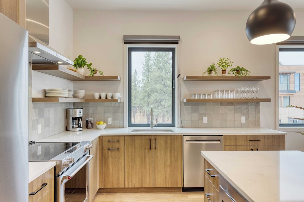 Sleeps 20 4 Units, Hot Tub, Deck, Near Downtown+old Bend Aerie by Avantstay