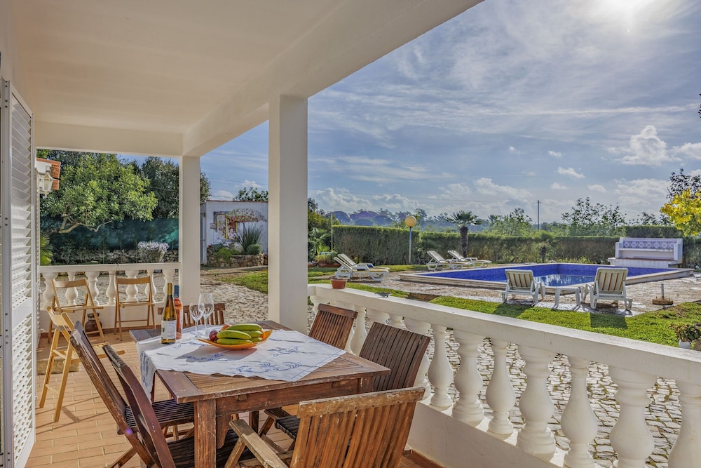 Muxima in Quelfes With 3 Bedrooms and 2 Bathrooms