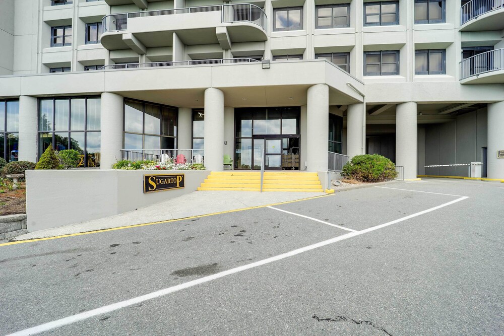 3 Mi to Sugar Mtn Resort: Condo w/ Pool & Hot Tub