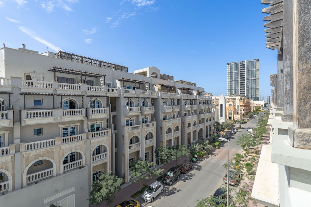 Pleasing 1-bedroom for 4 in JVC for Relaxing Getaway