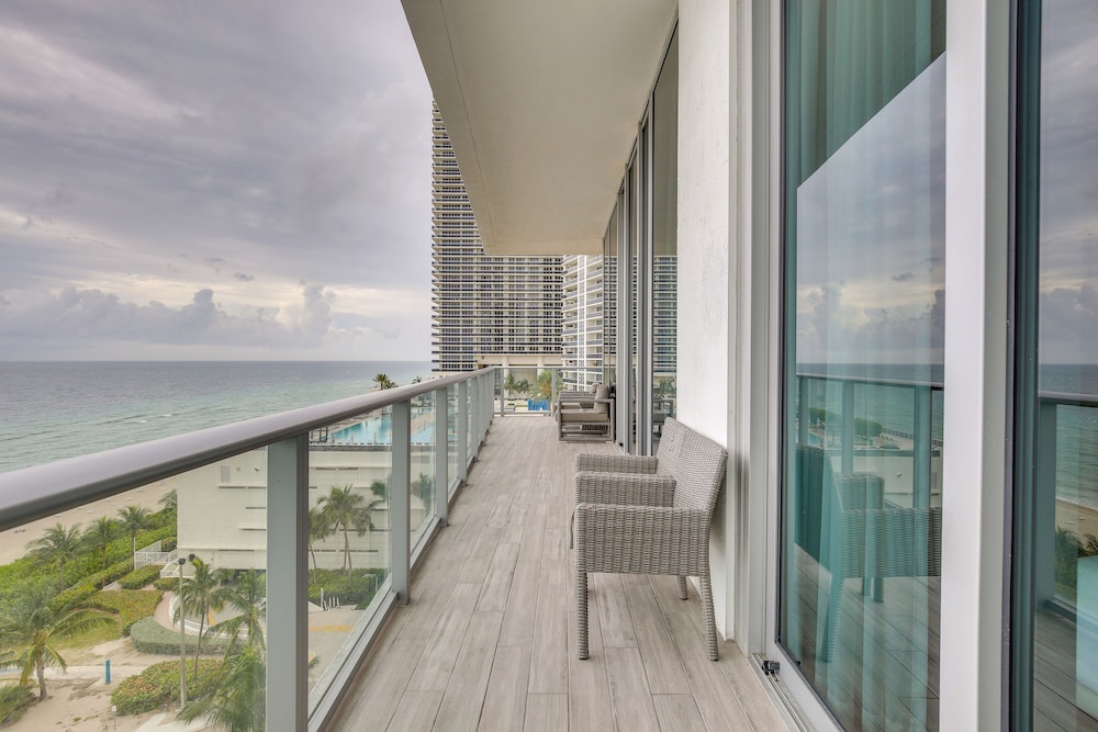 Steps to Sand: Ocean-view Condo in Hollywood