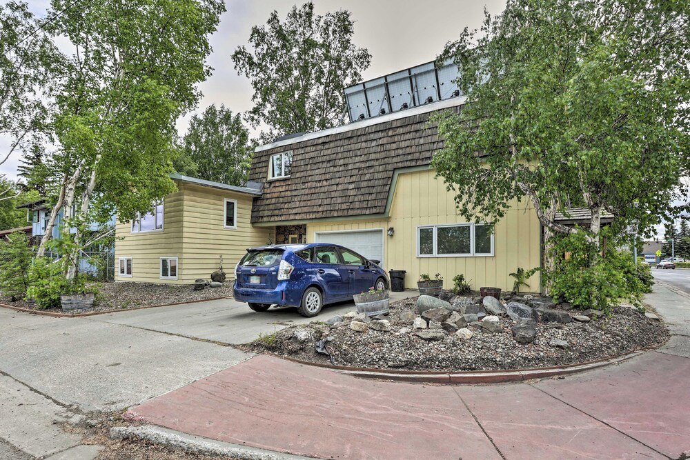 Vibrant 3BR Near Downtown w/ Fireplaces