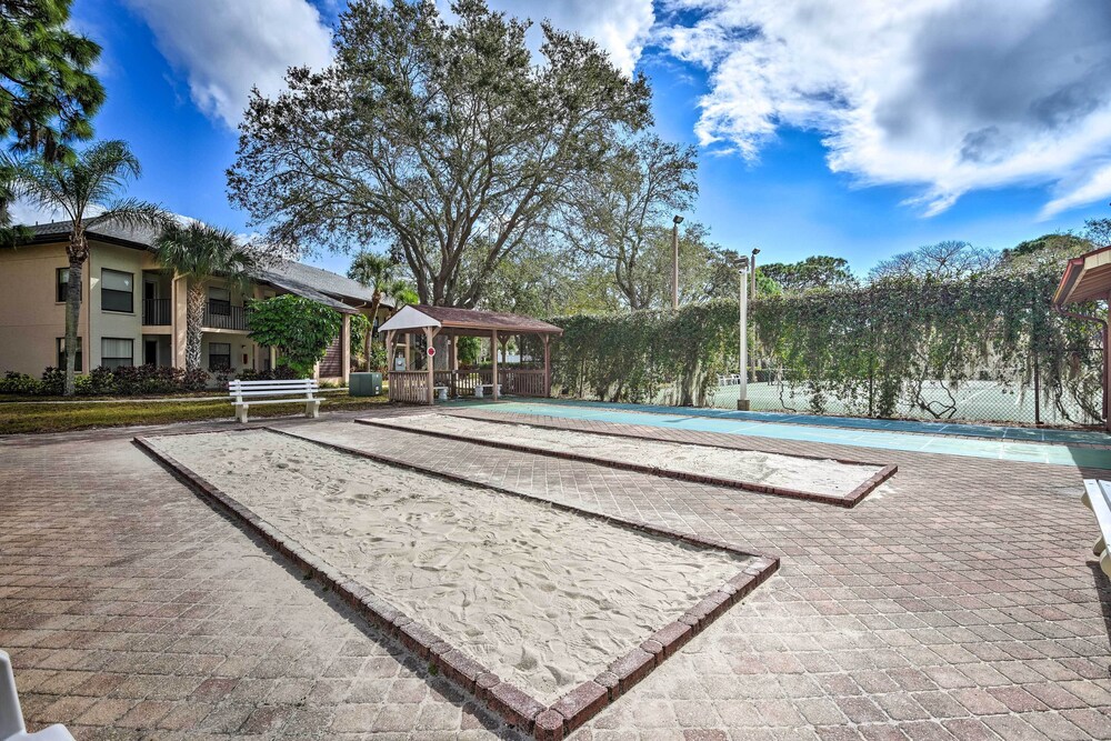 7 Mi to Beach: Condo w/ Pool Access in Bradenton!