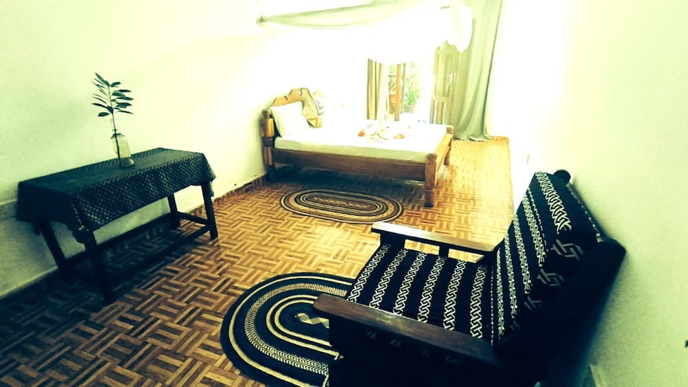 zanzllywood hotel and apartments