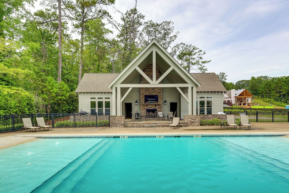 Walk to Lake Martin: Water-view Retreat w/ Deck!