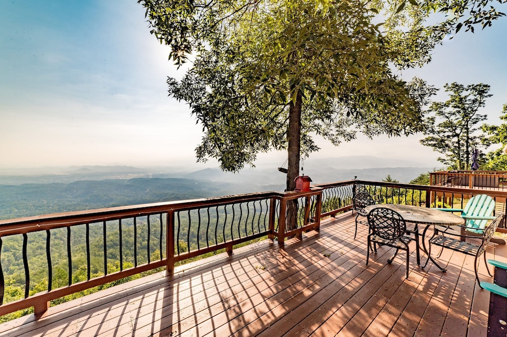 Unparalleled Views Deck w Hottub Game Room Pool Table Panorama by Avantstay