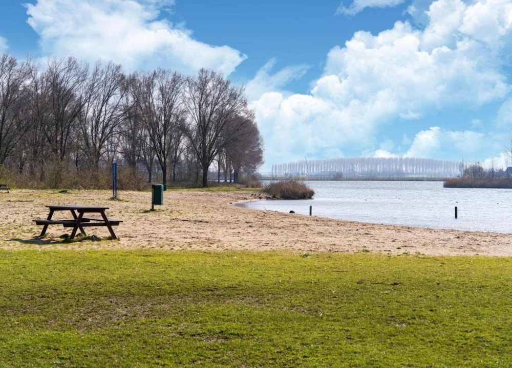 Bungalow in South Holland by the Water