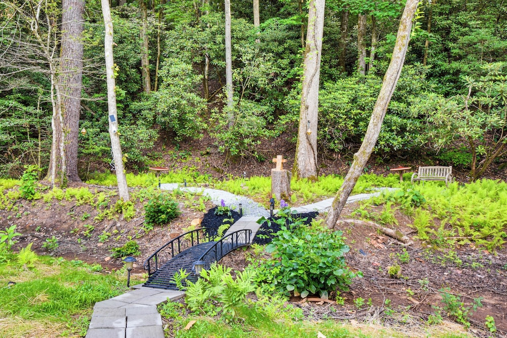 'the Cabin at Dukes Creek' w/ Fire Pit & Hot Tub!