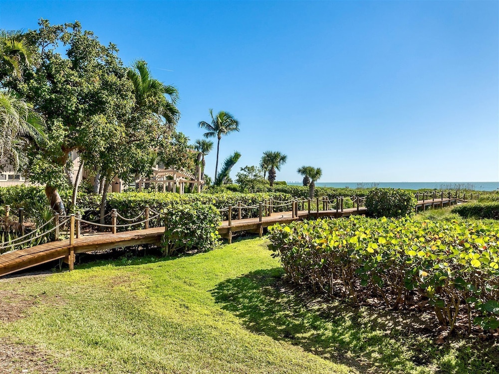 Shorewood Condos by Dream Vacation Rentals