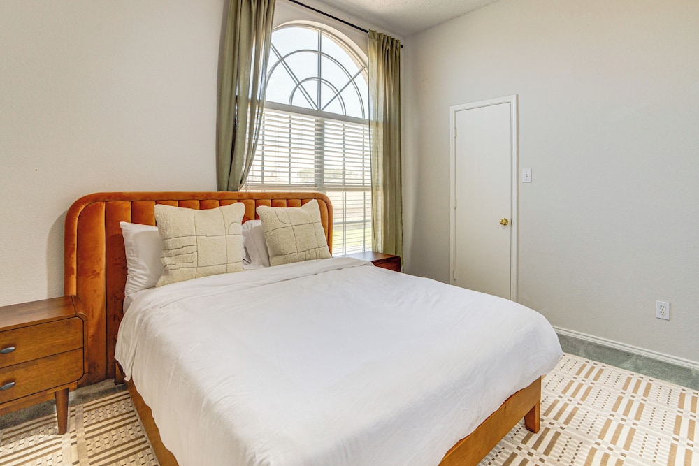 Game Room, Hot Tub & Pool! Grand Prairie Getaway