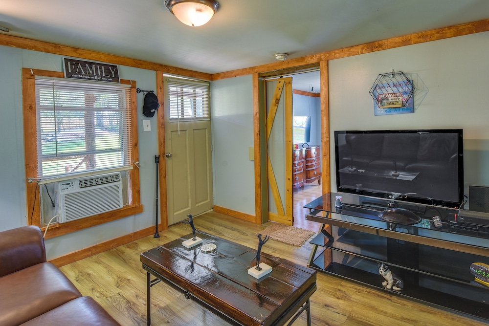 Cozy Cabin Near Lake Hartwell & Clemson University view 3