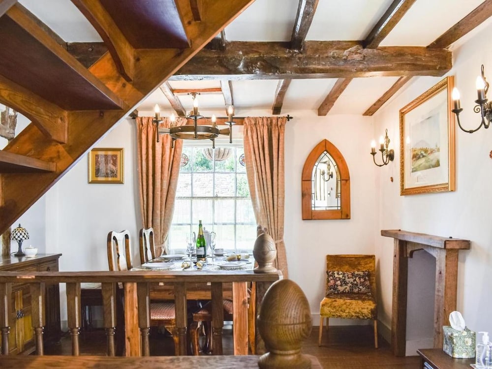 Local Pubs, Walking Routes, Cottage w Parking