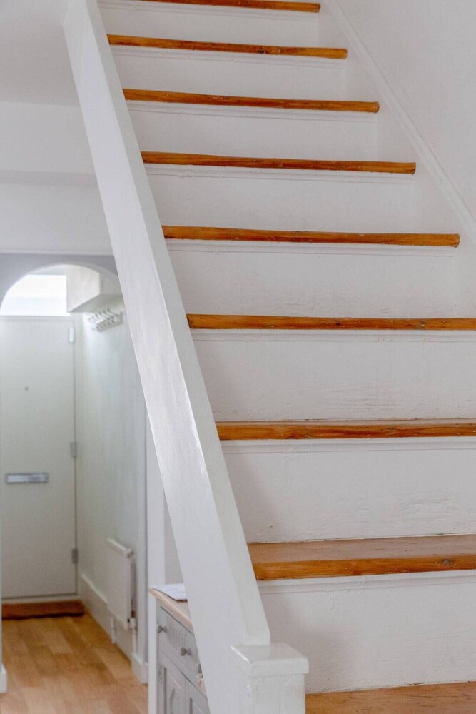Homely and Spacious 2 Bedroom House - Stratford