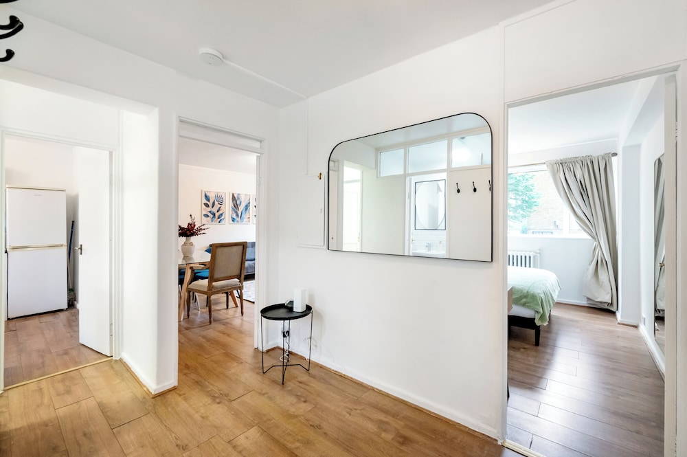 Cozy 2 bedroom flat- Heart of Victoria