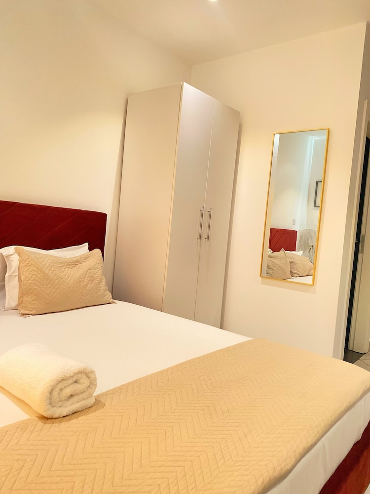 Splendid Apartments at Embassy Gardens