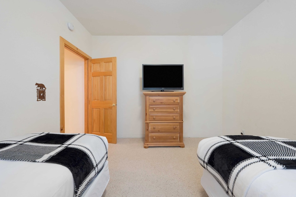 Pinewood Lodge by Avantstay Cozy Cabin Near Ski Resorts & Hiking