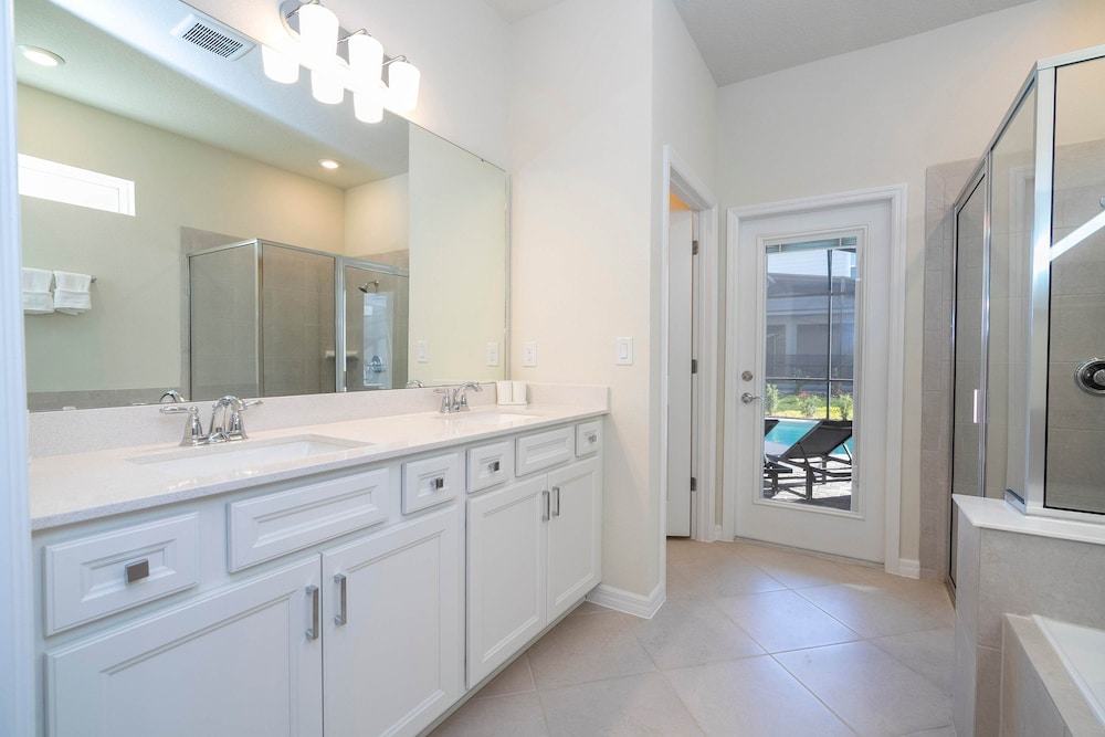 Luxury 7Bd Close to Disney With Pool and Spa at Windsor Cay 16218