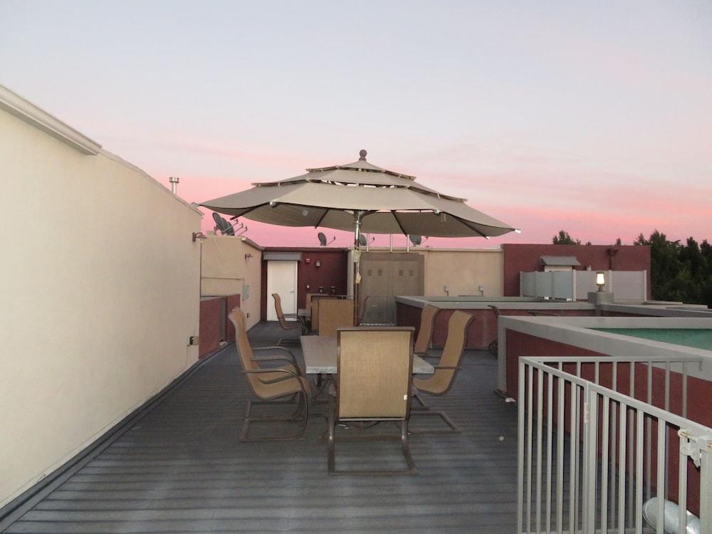 2 Bed 2 Bath in Studio City