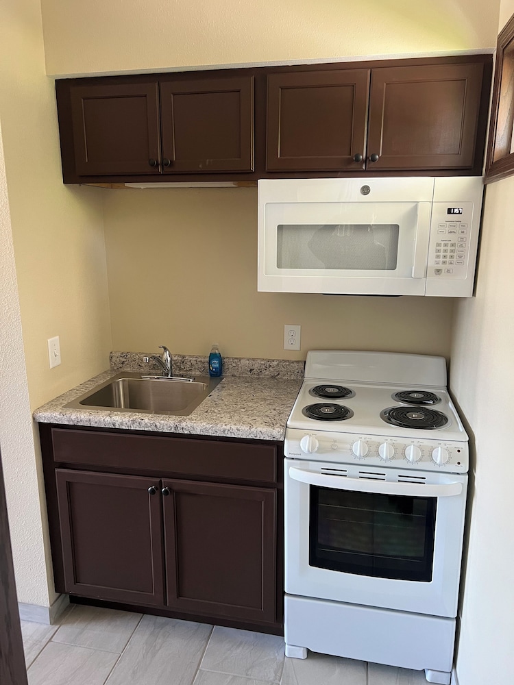 All Star Inn & Suites
