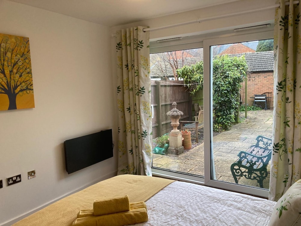 One Bedroom Cottage in Northampton view 2