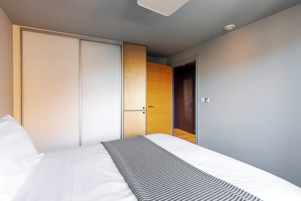 Bermondsey Bliss: Views, Comfort, and City Access!