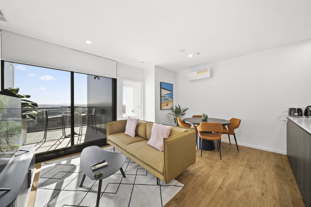 Refined 2-bed With Luxurious Building Amenities