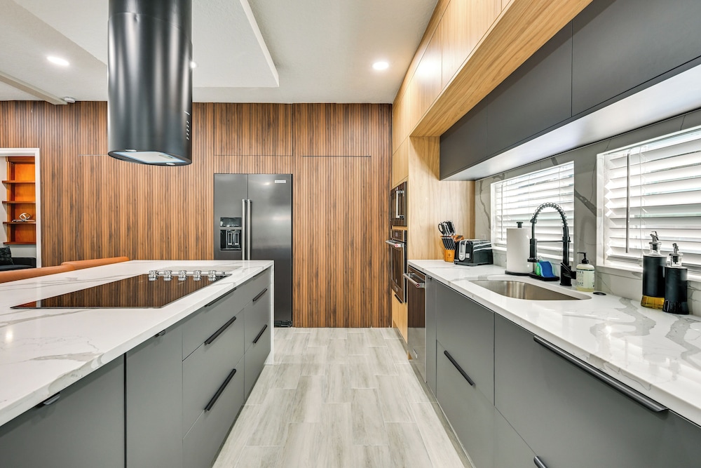 Modern Lakeland Golf Retreat w/ Putting Green