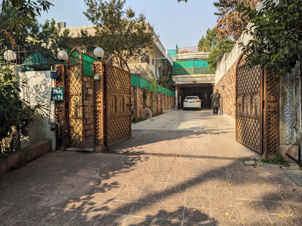 Royal Luxus Executive Guest House