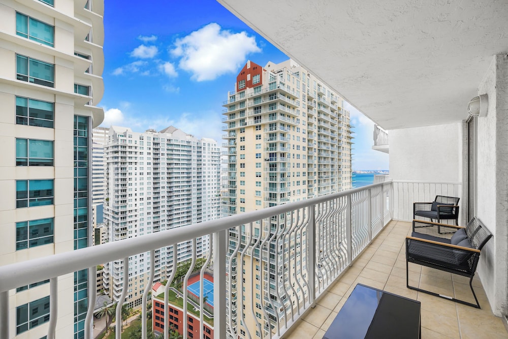 Sky High 31st Floor Condo W Parking