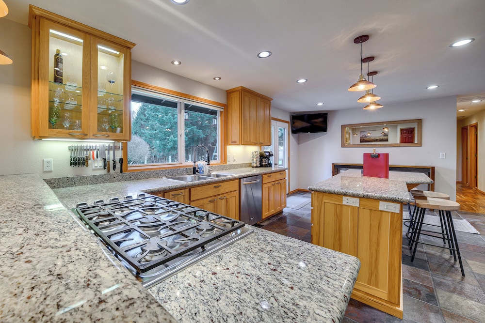 Fire Pit, Chic Deck! Family-friendly Puyallup Home