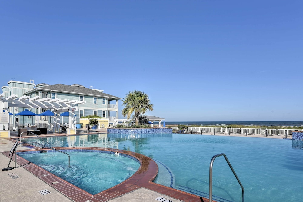 Walk to Beach: Condo w/ Bay View in Galveston