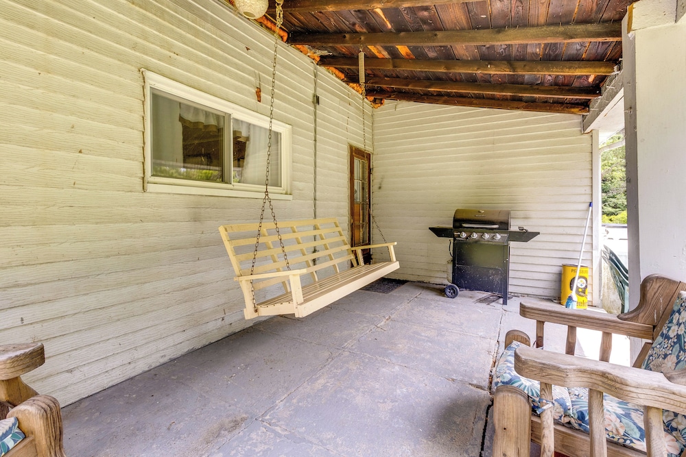Pet-friendly Smithmill Retreat w/ Yard!