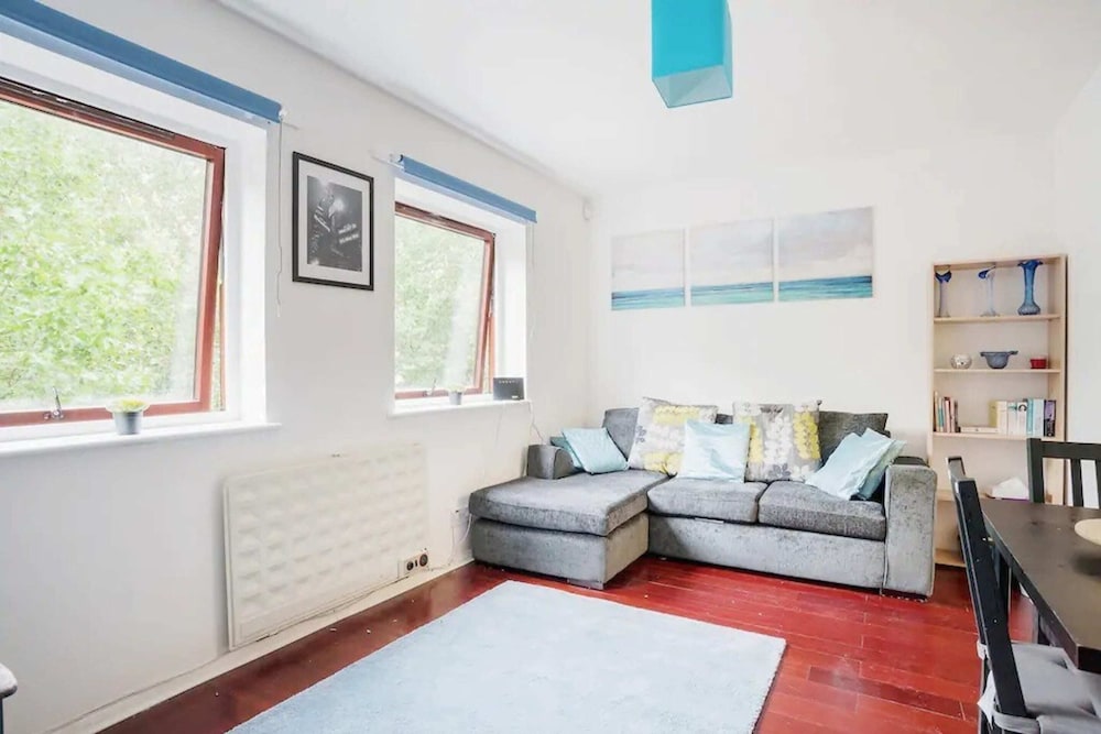 Modern and Homely 2 Bedroom by Canary Wharf