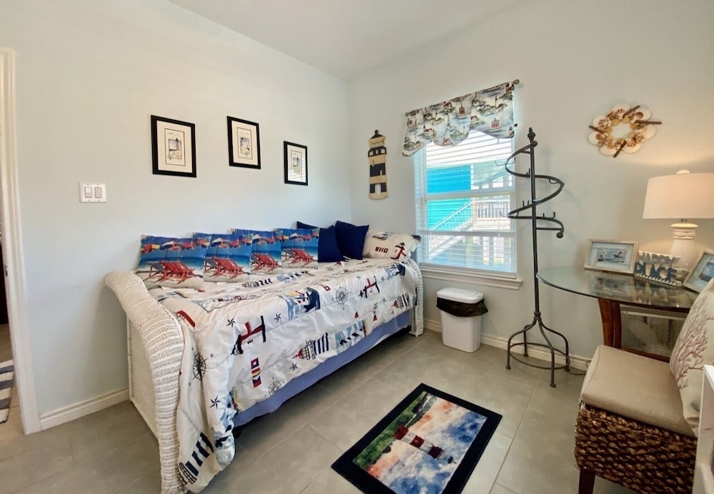 Paradise Palms 4 Bedroom Home by RedAwning