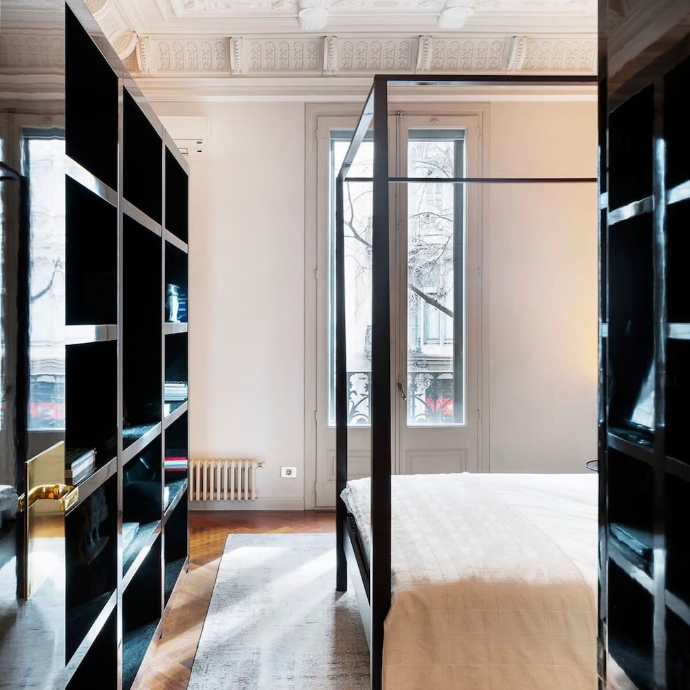 Artist Modernist 3-br Gem Next to Paseo de Gracia