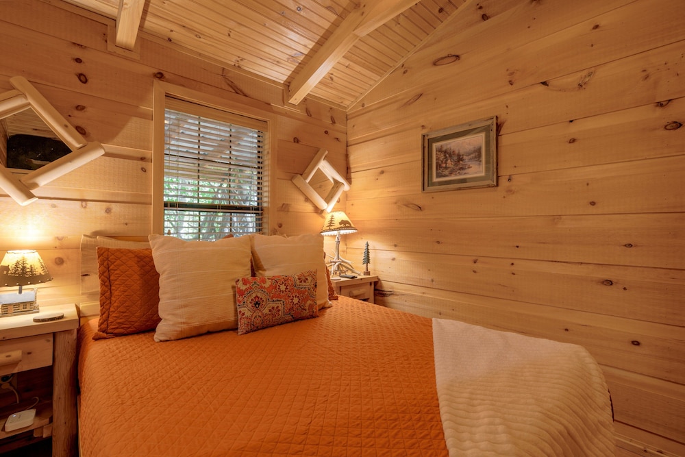 Cozy Bear 1 Bedroom Cabin