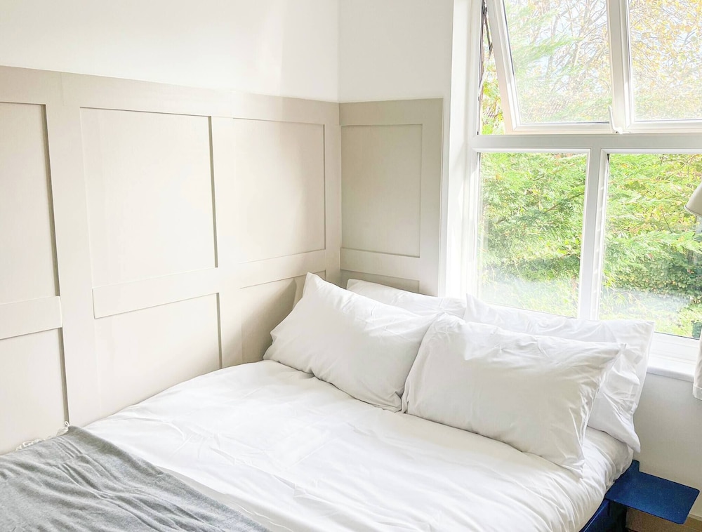 Entire 2 Bedroom House 7m To Station