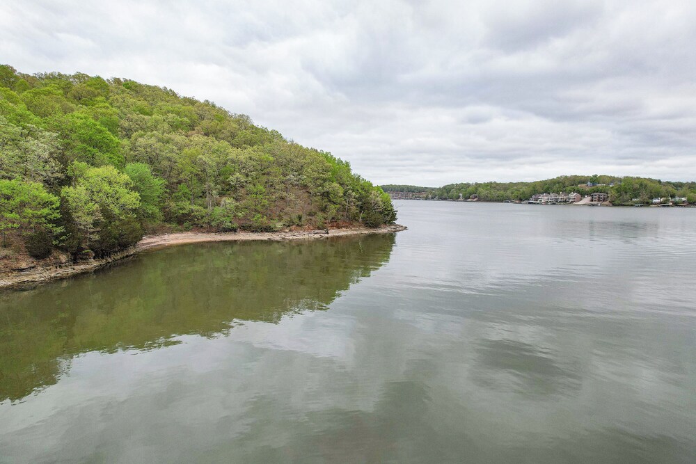 Huge! Sleeps 30-kayaks, Pedal Boat & Paddle Boards