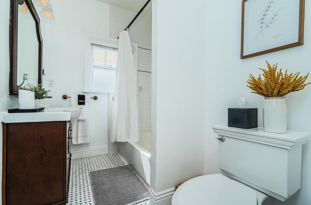 Spacious 5 BR Near Heart of South Park