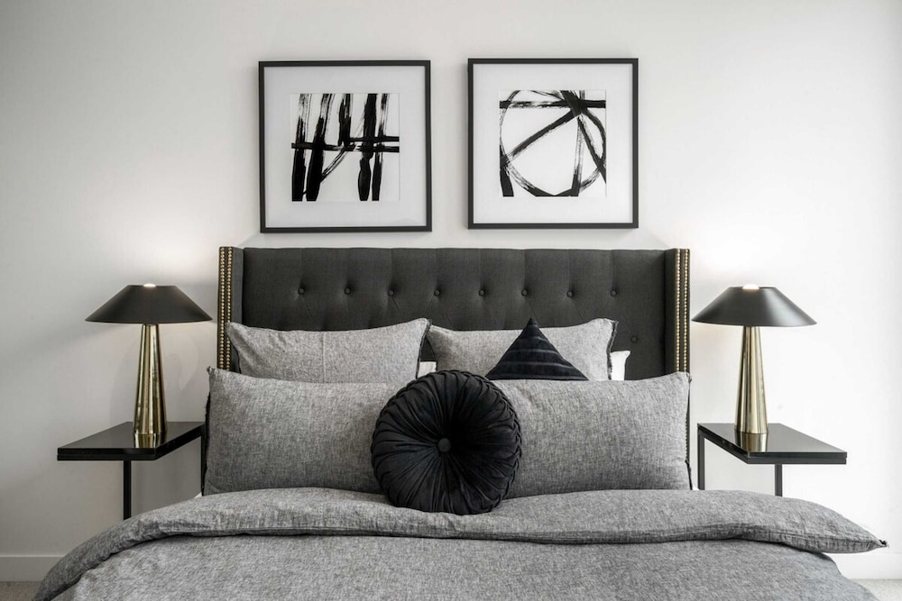 Luxuria Apartments - Collins House