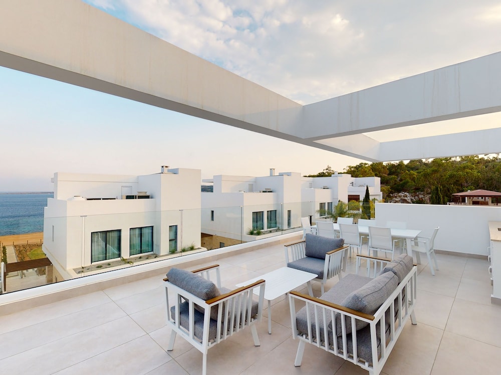 Sanders Konnos Bay Kalliopi - Outstanding 4-bedroom Villa With a Side Sea View