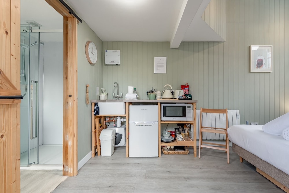 1 Bed Home - Sleeps 2 - Pets - Patio - Parking