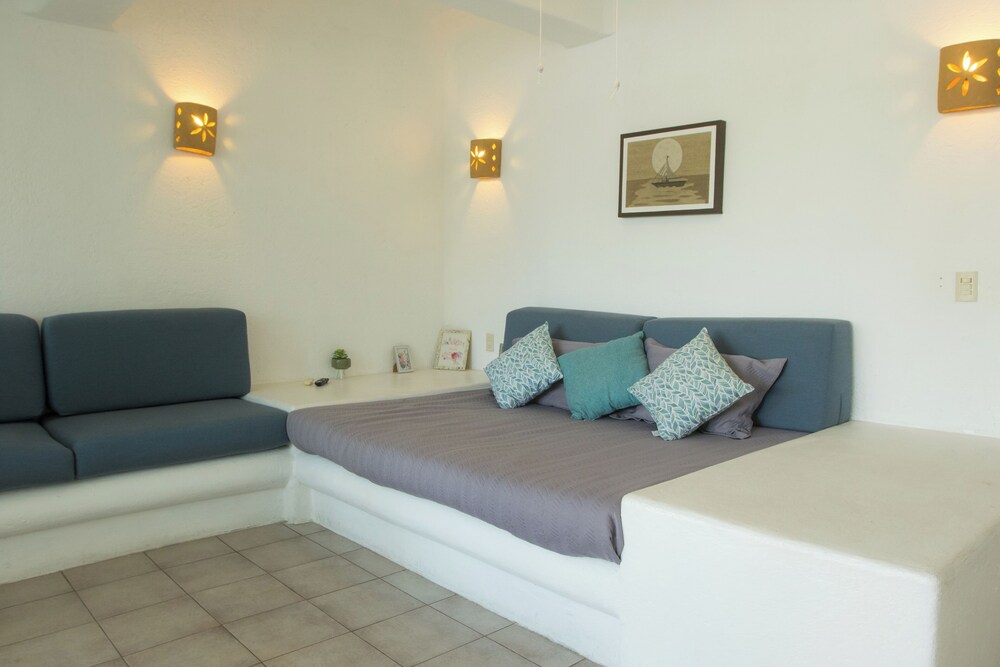Apt. with Jacuzzi Ixt. Zihuatanejo 3 BR