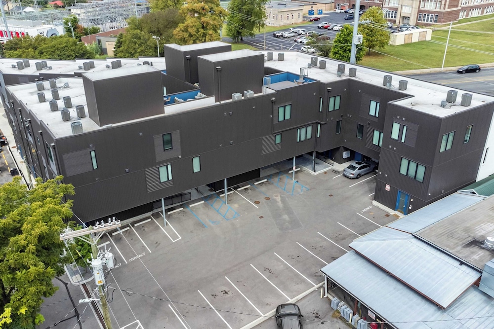 Sleeps 28 2 Units Near DT Nashville Outrider by Avantstay