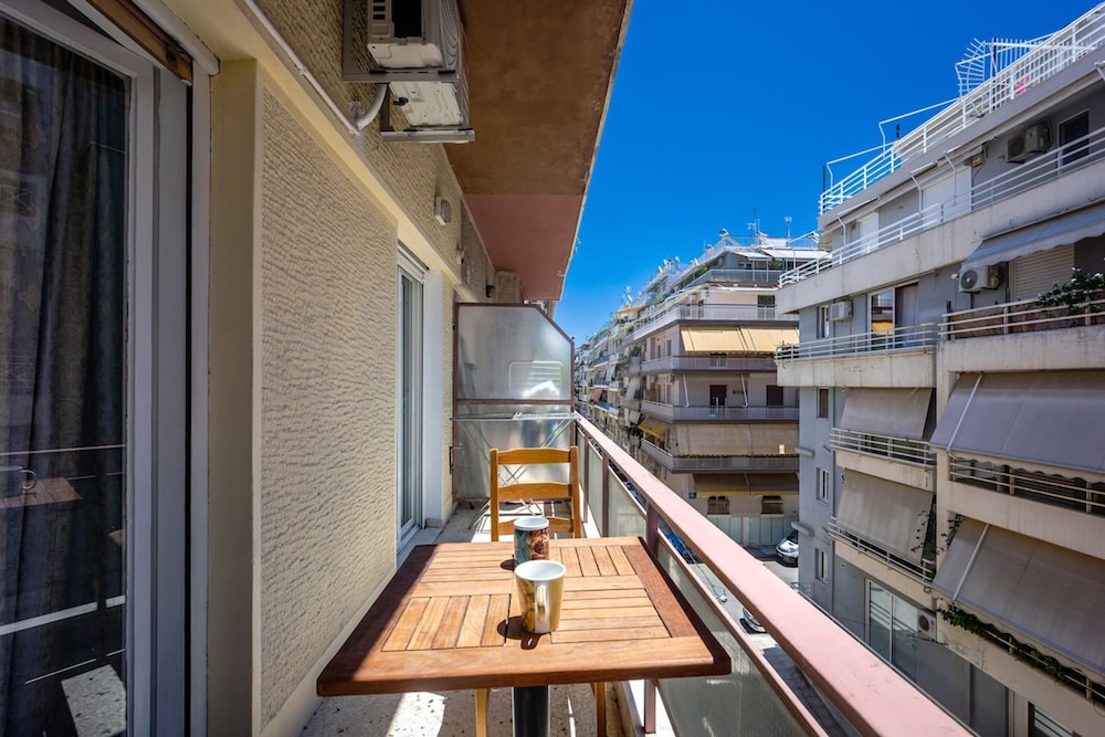 Sunny 1-bedroom Apt 10 Min Walk to Acropolis