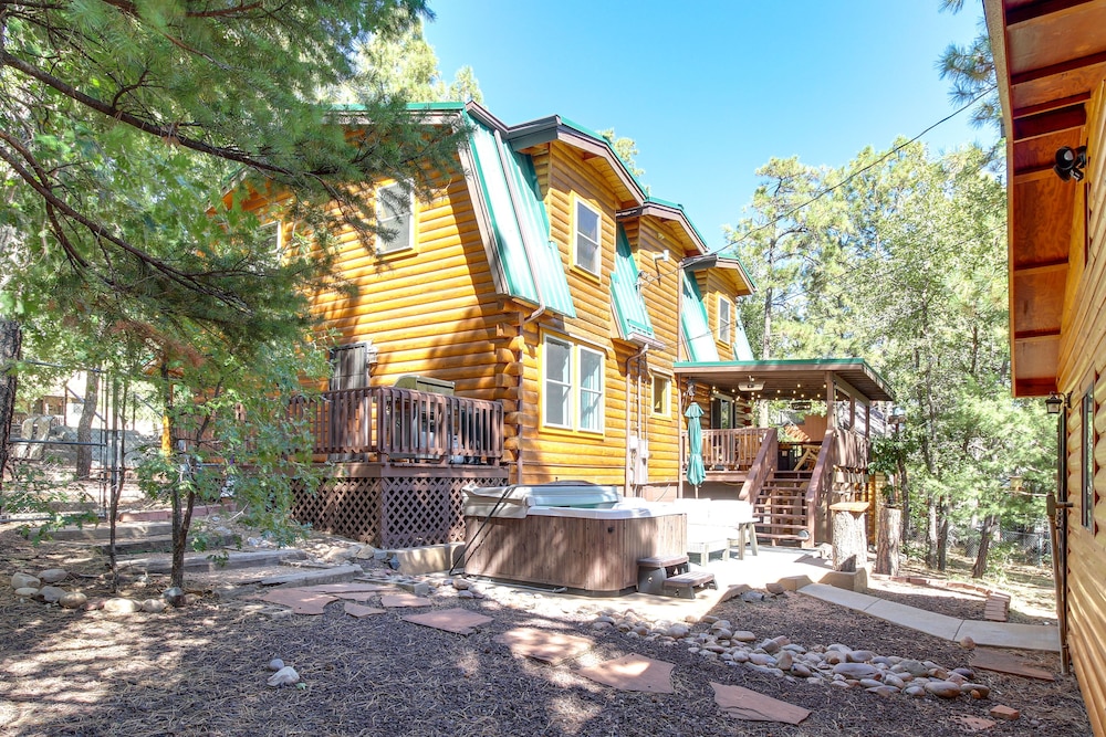 Hot Tub + Decks: Sherwood Forest Cabin