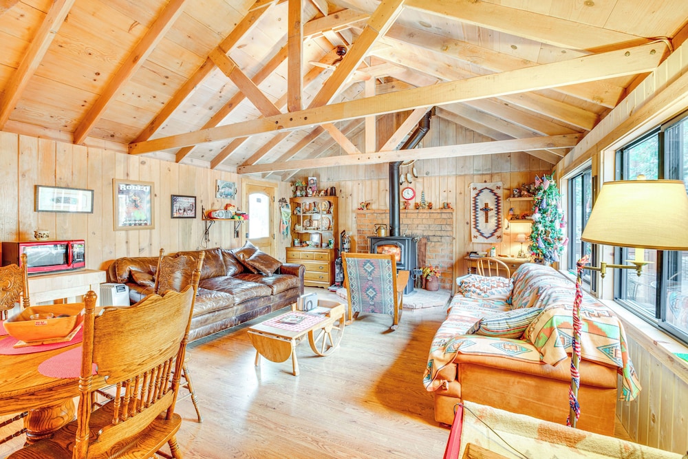 4 Mi to Lake Tahoe: Cozy Cabin w/ Deck!