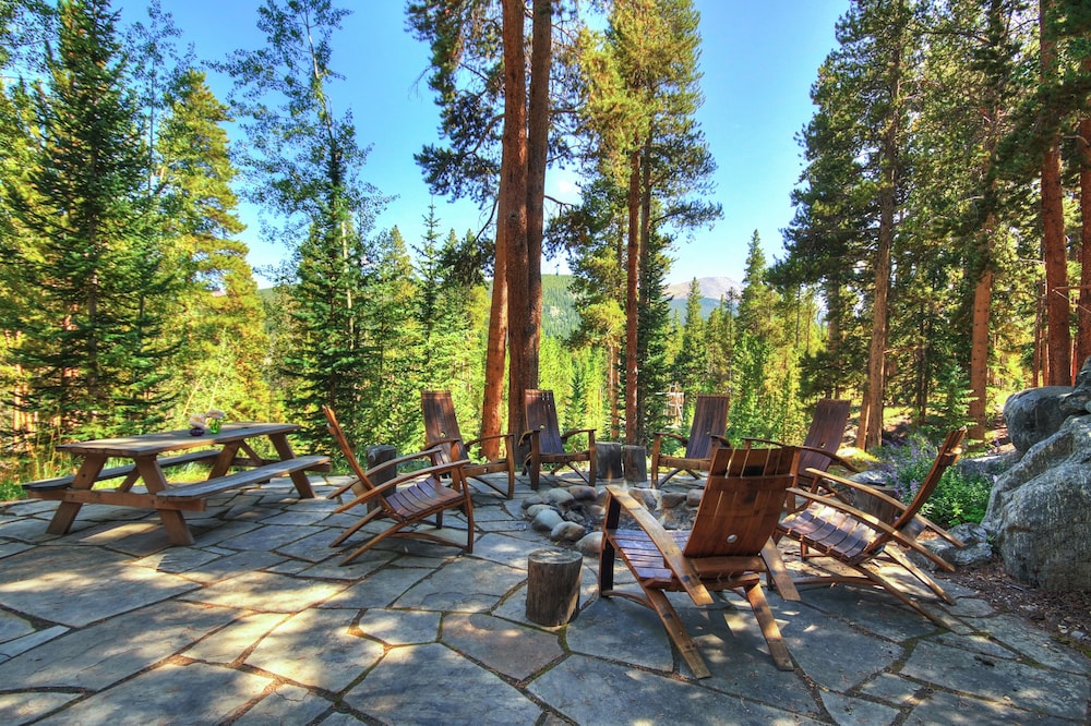 Bear Lodge 6 Bedroom Home by RedAwning