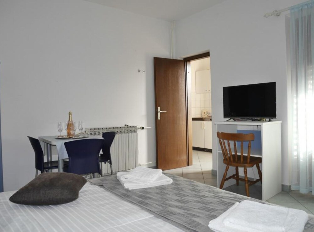 Dugi Rat Seaside Apartments
